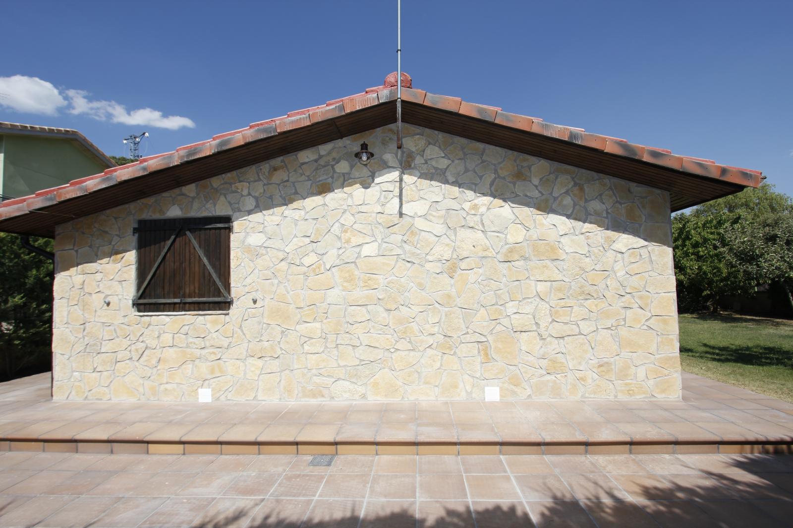 Construcciones Adrian: Colocación piedra fachada y suelo terminado